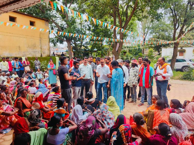 पांच महीने से नहीं मिल रहा राशन : विधायक कार्यालय में गूंजी ग्रामीणों की आवाज