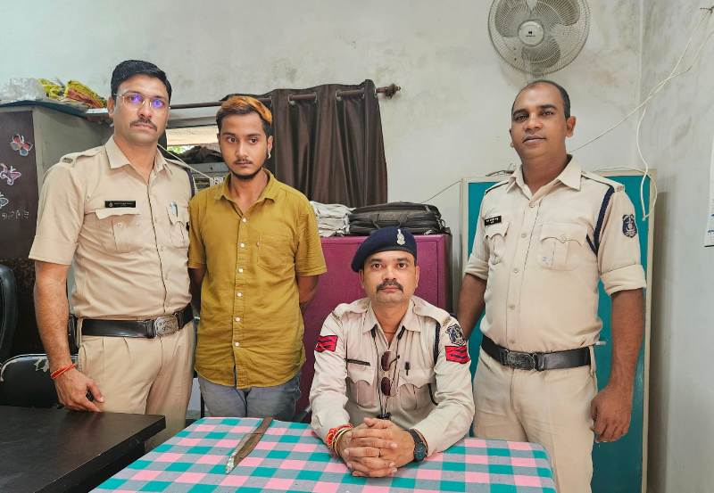 आमजनों को डराने वाले युवक पर पुलिस का शिकंजा कसा : जतिया तालाब में चाकू लहराते युवक गिरफ्तार