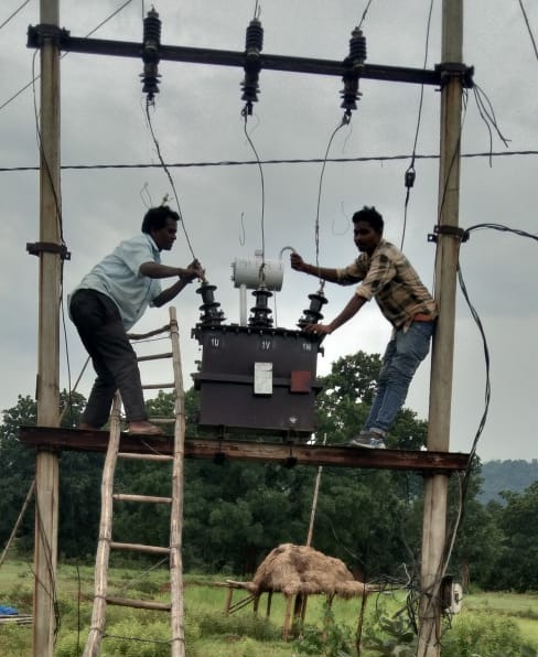 हाथी प्रभावित क्षेत्र में विकास कार्य : मुख्यमंत्री के निर्देश पर केन्दापानी में लगा नया ट्रांसफार्मर लगा