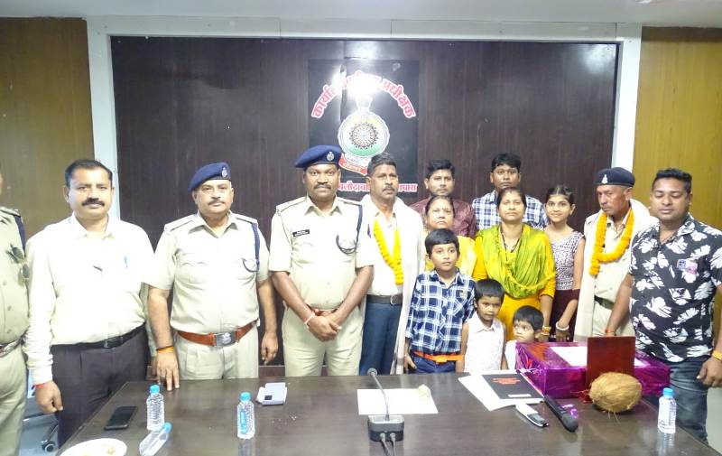 पुलिस कार्यालय में सेवानिवृत्त उपनिरीक्षक श्री हृदय लाल बंजारे एवं प्रधान आरक्षक श्री अलख राम डहरिया का विदाई कार्यक्रम किया गया आयोजित.