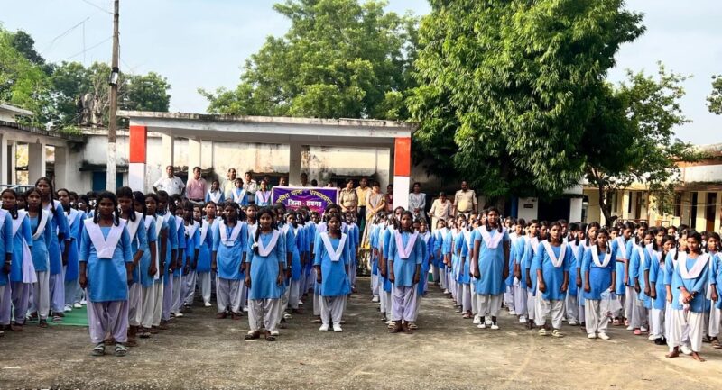 जागरूकता कार्यक्रम : थाना प्रभारी धरमजयगढ़ ने छात्रों से की सुरक्षा, अनुशासन और जागरूकता पर विशेष चर्चा