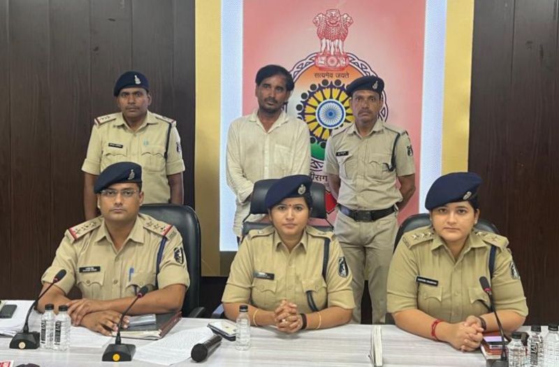 थाना रतनपुर पुलिस की सतर्कता से गांजा तस्कर गिरफ्तार : सरप्राइज चेकिंग में एक क्विंटल गांजा के साथ एक स्विफ्ट कार और तीन मोबाइल भी जब्त, एनडीपीएस एक्ट के अंतर्गत हुई कार्यवाही.