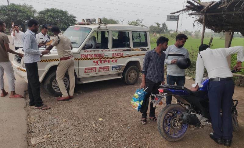 ऑपरेशन विश्वास : जिला बलौदाबाजार-भाटापारा पुलिस द्वारा यातायात नियमों का उल्लंघन करने वाले वाहन चालकों पर कड़ी कार्यवाही लगातार जारी, 66 वाहन चालकों के विरुद्ध कार्यवाही कर ₹27,700 समन शुल्क किया गया वसूल.