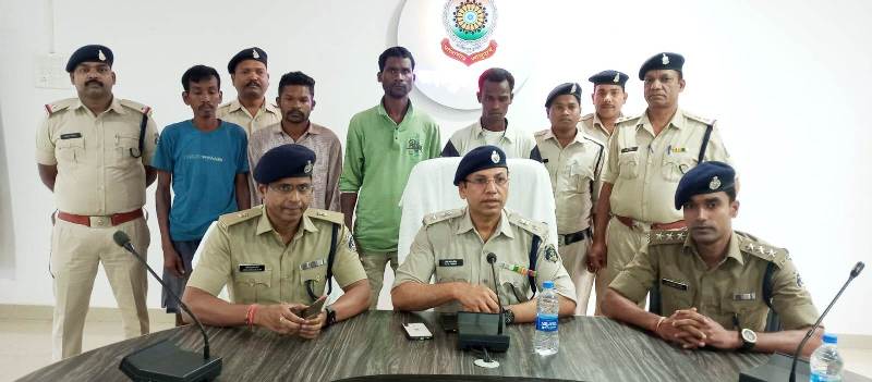 रिश्तों के बंधन टूटे खून के छींटों से, सिर कटी लाश का रहस्य सुलझा, पुलिस ने उठाया पर्दा : कुनकुरी के श्रीटोली हत्याकांड में चार आरोपी गिरफ्तार, भाईयों ने भाई को दी दर्दनाक मौत, काईम पेट्रोल से मिली हत्या की प्रेरणा