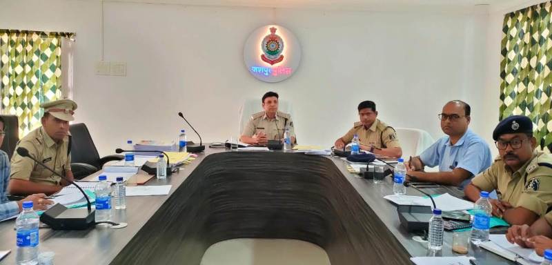 जशपुर पुलिस की अपराध समीक्षा बैठक : नागरिकों की सुरक्षा और अपराध नियंत्रण पर जोर, महिला सुरक्षा और साइबर जागरूकता पर विशेष ध्यान, मुख्यमंत्री द्वारा दिये निर्देशों का अक्षरशः पालन करने हेतु किया गया सजग.