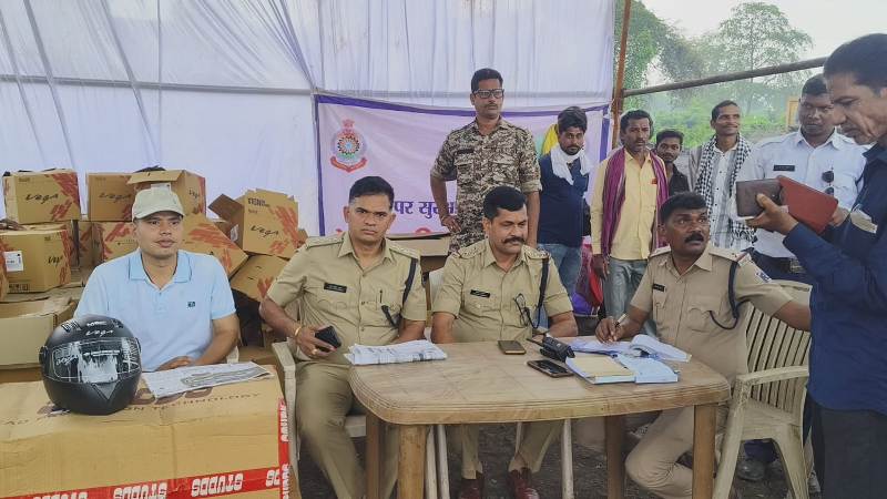 ब्लैक स्पॉट क्षेत्रों में सड़क दुर्घटनाओं को कम करने रायगढ़ पुलिस का विशेष अभियान जारी : चालानी कार्यवाही के साथ निःशुल्क हेलमेट वितरण.