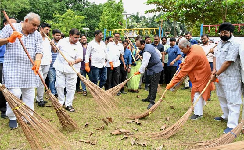 उप मुख्यमंत्री अरुण साव ने स्वच्छता मैराथन को दिखाई हरी झंडी : उद्यान में झाड़ू लगाकर सफाई की, स्वच्छता दीदियों को बांटे किट व साड़ी