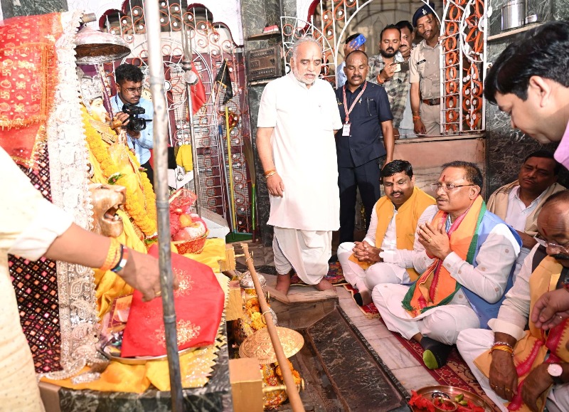 मुख्यमंत्री ने दुर्ग के चंडी मंदिर में पूजा-अर्चना कर प्रदेशवासियों की सुख, समृद्धि की कामना की