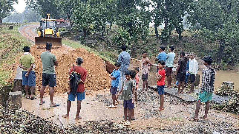 मुख्यमंत्री के त्वरित निर्णय से जशपुरवासियों को मिली राहत : विकास कार्यों को मिली गति, बादलखोल अभ्यारण के कलिया से जोराजाम सड़क व रांझामुड़ा पुलिया का काम प्रारंभ