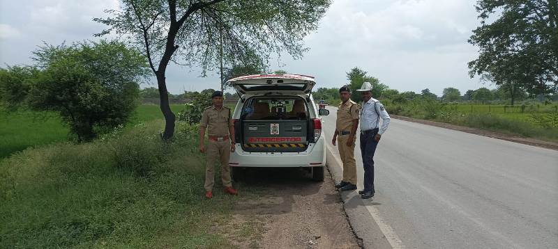 यातायात नियमों का पालन कराने के लिए पुलिस का सख्त रवैया : यातायात नियमों का उल्लंघन करने वालों पर शिकंजा कसा, 39 चालकों पर कार्यवाही