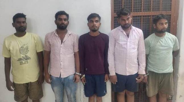 पुलिस द्वारा में रोड में खड़ी ट्रकों के पहिए चोरी करने वाले गिरोह का किया गया पर्दाफाश : दो अपचारी बालक सहित कुल सात आरोपियों को किया गया गिरफ्तार.