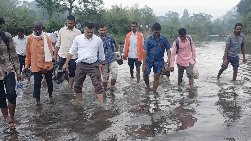 कलेक्टर प्रशासनिक अमले सहित पैदल पहुंचे घटोन ग्राम, सड़क निर्माण की जानकारी लेते हुए अधिकारियों को किया निर्देशित