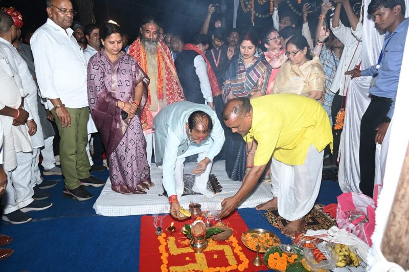 मुख्यमंत्री विष्णु देव साय भगवान शिव के रुद्राभिषेक और महाआरती में हुए शामिल, 108 जल संरचनाओं से एकत्र जल किया अर्पण