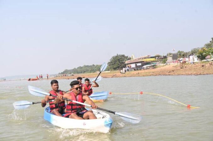 जल जगार : जल संरक्षण के उद्देश्य से छत्तीसगढ़ का सबसे बड़ा महोत्सव गंगरेल बांध में शुरू ; कयाकिंग, फ्री स्टाइल एवं ब्रेस्ट स्ट्रोक स्विमिंग, बनाना राईड, फ्लैग् रैन, थ्रो रो, रिवर क्रॉसिंग जैसे इवेंट में प्रतिभागी कर रहे शिरकत