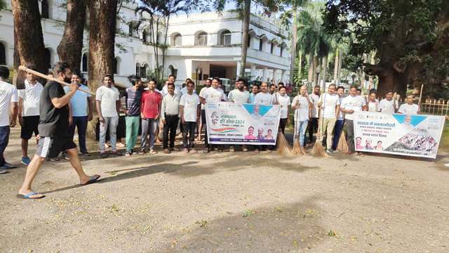 कलेक्टर के नेतृत्व में जशपुर में स्वच्छता अभियान, अधिकारियों-कर्मचारियों ने शासकीय कार्यालयों में की साफ सफाई