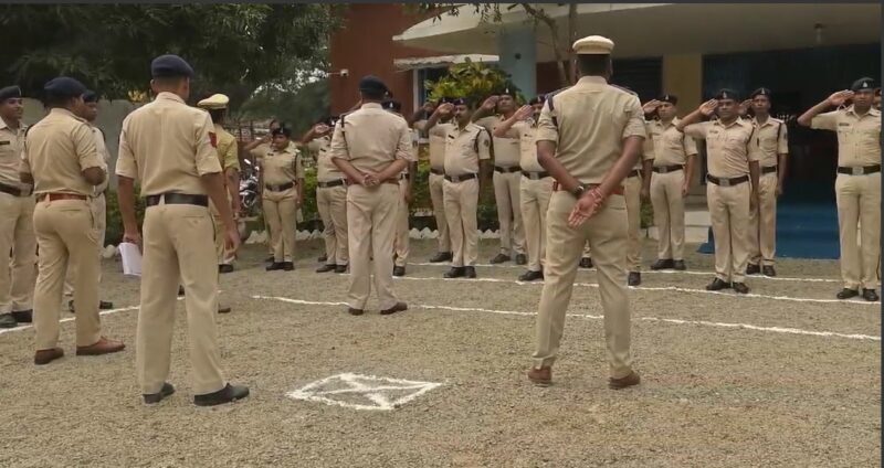 पुलिस अधीक्षक ने किया थाना धरमजयगढ़ और चौकी रैरूमाखुर्द का वार्षिक निरीक्षण : गंभीर अपराधों की समय सीमा में जांच के दिए निर्देश, बेहतर ड्यूटी के लिए जवानों को किया प्रोत्साहित.