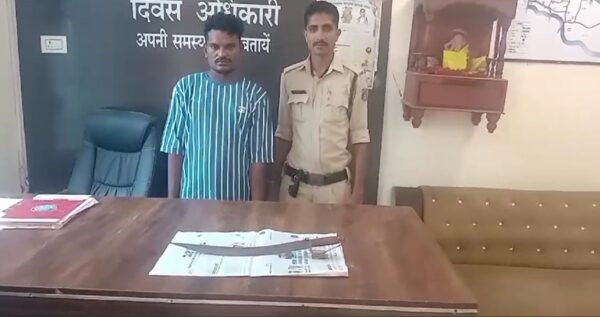 थाना क्षेत्र में अशांति फैलाने वालों के विरूद्ध सरकण्डा पुलिस की कार्यवाही : धारदार हथियार लहराकर आने-जाने वालों को भयभीत करने वाला आरोपी सरकंडा पुलिस की गिरफ्त में…भेजा गया न्यायिक रिमाण्ड पर.