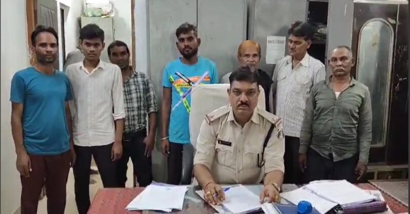 बिलासपुर पुलिस की बड़ी कामयाबी : मस्तुरी में सार्वजानिक स्थान पर जुआ खेलते 26 जुआरी गिरफ्तार, आरोपियों से नगदी 16750/- रूपये एवं 52 पत्ती ताश जप्त.