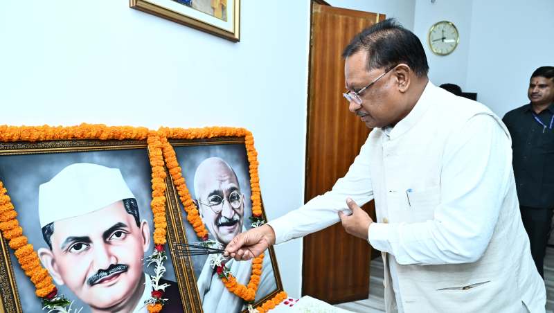 मुख्यमंत्री ने राष्ट्रपिता महात्मा गांधी और पूर्व प्रधानमंत्री स्वर्गीय श्री लाल बहादुर शास्त्री की जयंती पर उन्हें किया नमन