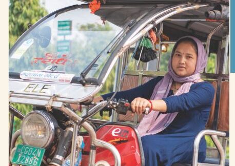 ई-रिक्शा का हेण्डल थाम दुर्गा दौड़ा रही गृहस्थी की गाड़ी