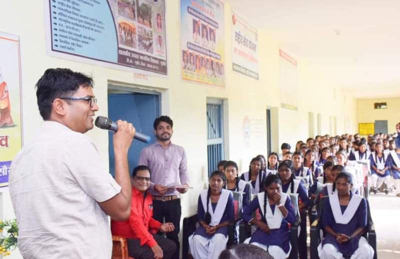 वित्त मंत्री ओपी चौधरी औचक निरीक्षण में पहुंचे पुसौर स्कूल : कहा – स्पष्ट लक्ष्य के साथ कामयाब व्यक्तित्व विकास के लिए करें पढ़ाई