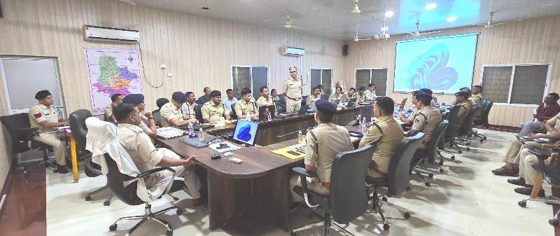 पुलिस अधीक्षक की समीक्षा बैठक : अपराध नियंत्रण, डिजिटल रिकॉर्ड और विशेष अभियानों पर दिया जोर, रायगढ़ पुलिस ने गंभीर अपराधों की समीक्षा करते हुए त्वरित कार्यवाही के दिए निर्देश.