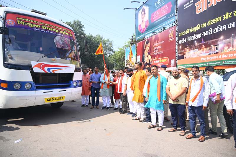 उपमुख्यमंत्री विजय शर्मा ने डोंगरगढ़ मां बम्लेश्वरी के दर्शन के लिए जा रहे श्रद्धालुओं की बस को झंडी दिखाकर किया रवाना