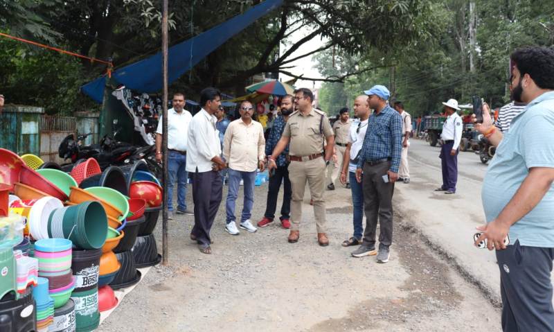 सरगुजा पुलिस एवं नगर निगम की संयुक्त टीम द्वारा शहर के प्रमुख मार्गों में सुगम यातायात की व्यवस्था प्रदान करने अभियान चलाकर की गई कार्यवाही : आम नागरिकों को प्राप्त होगी यातायात की सुगम व्यवस्था.