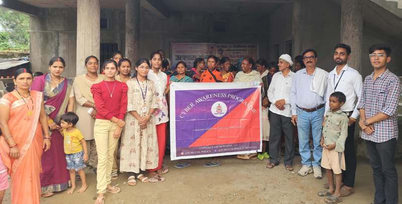 सरगुजा पुलिस द्वारा साइबर जागरूकता अभियान के अंतर्गत आयोजित विशेष कार्यक्रम में ग्रामीण क्षेत्रों के लोगों को किया गया जागरूक.