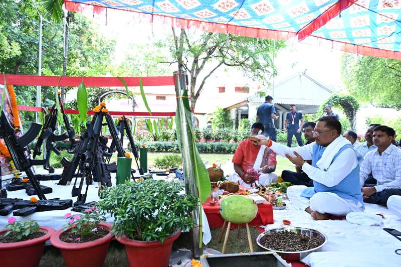 मुख्यमंत्री विष्णु देव साय ने विजयदशमी पर्व के अवसर पर किया शस्त्र पूजन