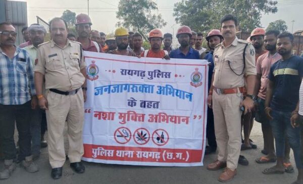 नशा मुक्ति अभियान : ग्राम कलमी में पुलिस ने वाहन चालकों को शराब के दुष्प्रभावों और यातायात सुरक्षा पर दी महत्वपूर्ण जानकारी. 