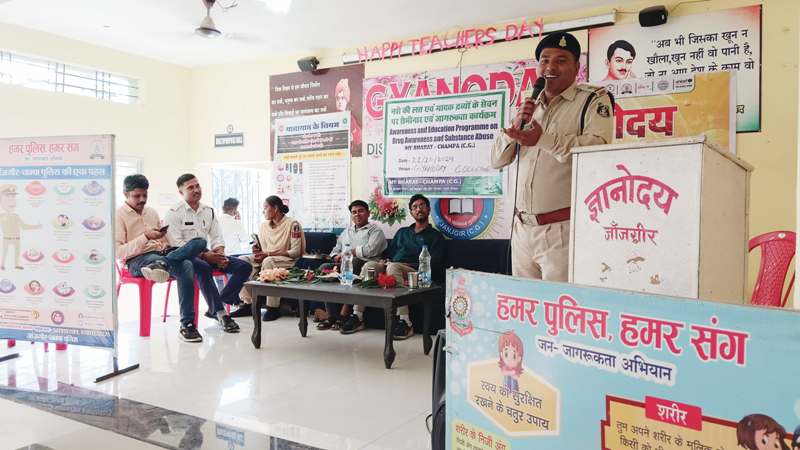 हमर पुलिस हमर संग जन जागरूकता कार्यक्रम : यातायात पुलिस/सायबर पुलिस द्वारा थाना जांजगीर क्षेत्र के ज्ञानोदय कॉलेज जांजगीर में सामुदायिक पुलिसिंग का किया गया आयोजन.