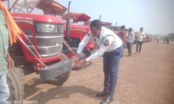 जिला बलौदाबाजार-भाटापारा पुलिस द्वारा यातायात जागरूकता अभियान कार्यक्रम के दौरान ग्राम सुमा में आमजनों एवं 83 ट्रैक्टर चालकों को दी गई यातायात सुरक्षा संबंधी नियमों का विस्तृत जानकारी.