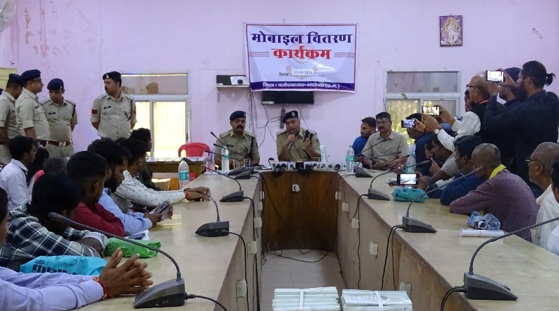 जिला बलौदाबाजार-भाटापारा पुलिस द्वारा विशेष अभियान चलाकर 156 नग गुम मोबाईल किए गये रिकवर… उनके मालिकों को किये गये सुपूर्द.