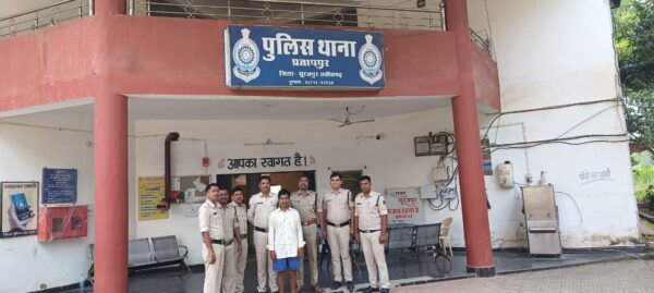 थाना प्रतापपुर पुलिस की बड़ी कार्यवाही : आंगन में झगड़ा हुआ खूनी…बेटे ने पिता की कर डाली हत्या… हत्यारे बेटे को पुलिस ने किया गिरफ्तार.