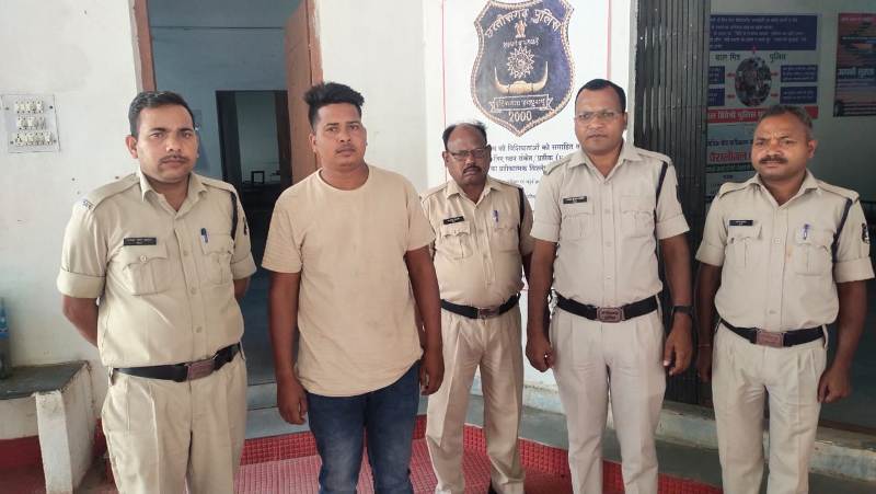 कुनकुरी : डीजे लूट के आरोपी को पुलिस ने किया गिरफ्तार, 6 महीने से था फरार, एसपी द्वारा घोषित ईनाम पर जनता के द्वारा मिली सूचना के आधार पर चढ़ा पुलिस के हत्थे.