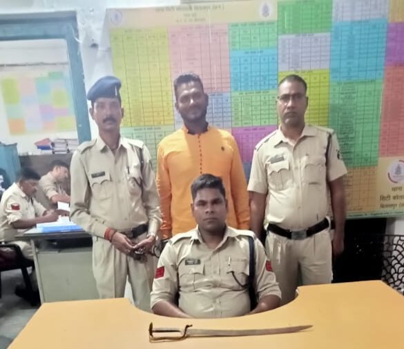 तलवार लहराकर लोगों को भयभीत करने वाले युवक को पुलिस ने गिरफ्तार किया, धारदार तलवार बरामद, गंभीर धाराओं में मामला दर्ज