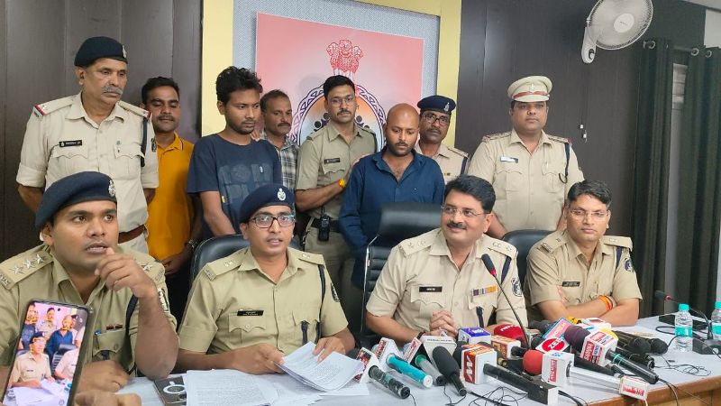 बिलासपुर पुलिस की बड़ी कार्यवाही : नशे के सौदागरों के गिरोह का भंडाफोड़, करोड़ों रुपये का नशीला पदार्थ जब्त, एक परिवार समेत कुल 9 गिरफ्तार.