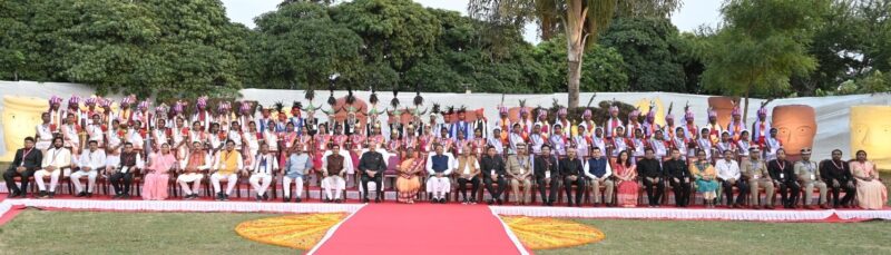 राष्ट्रपति श्रीमती द्रौपदी मुर्मु ने छत्तीसगढ के आदिवासियों के साथ लिया सामुहिक छायाचित्र