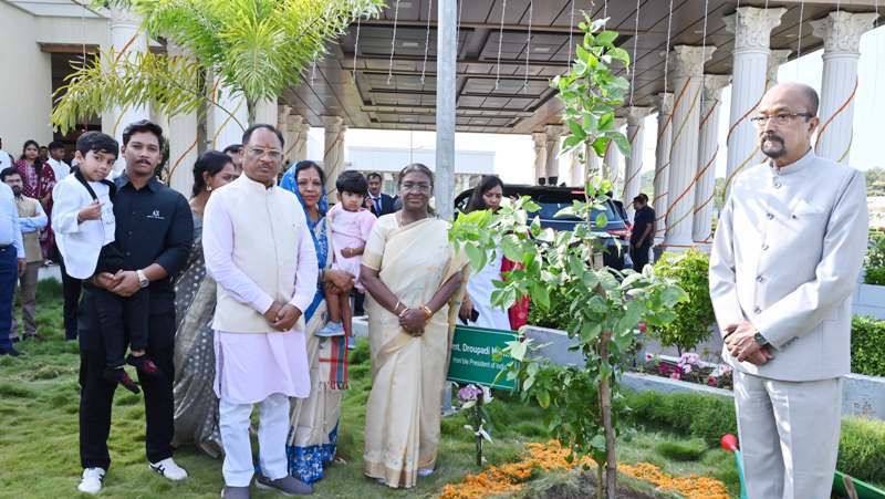 राष्ट्रपति श्रीमती द्रौपदी मुर्मु ने मुख्यमंत्री निवास में रोपा बेल का पौधा