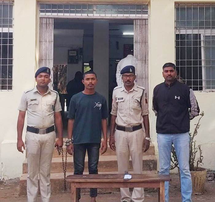 लोहे का बना धारदार चापड लहराने वाले आरोपी पर पुलिस का प्रहार, आरोपी को गिरफ्तार कर भेजा गया न्यायिक रिमांड पर