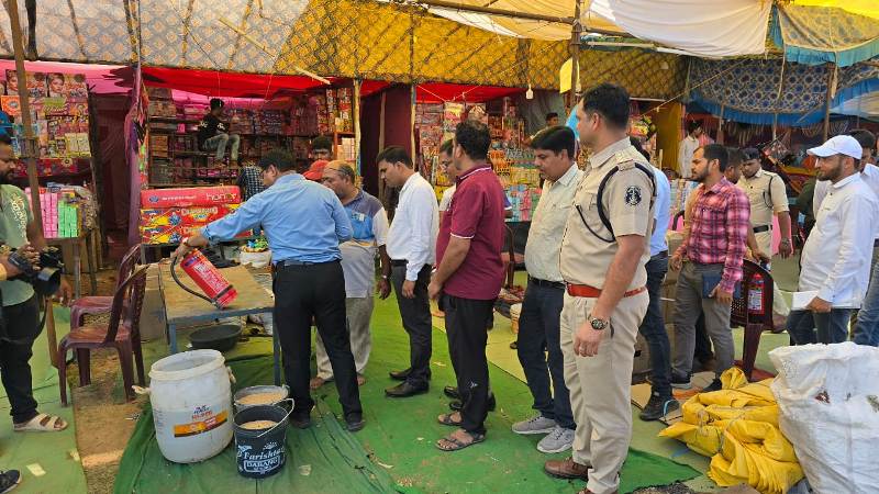 पटाखा दुकानों पर प्रशासन, पुलिस, नगर निगम की संयुक्त टीम का निरीक्षण, सुरक्षा के दिए निर्देश !