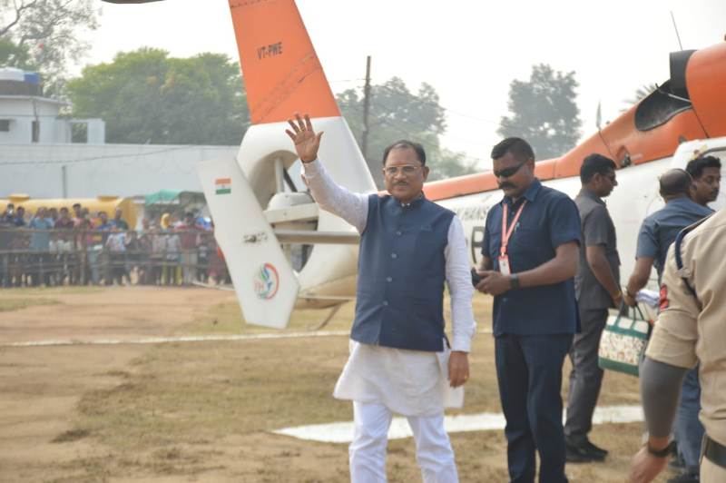 मुख्यमंत्री विष्णु देव साय का कटघोरा हेलीपेड पर जनप्रतिनिधियों ने किया आत्मीय स्वागत