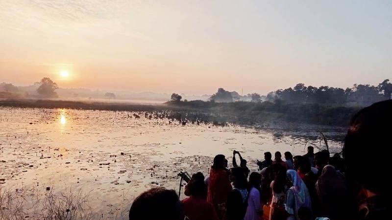 कुनकुरी नगर में छठ महापर्व की धूम, व्रती आज अस्त होते सूर्य को देंगे अर्घ्य