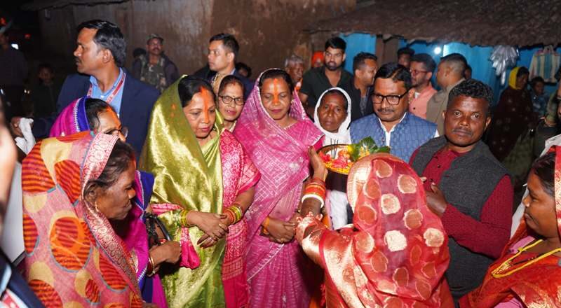 मुख्यमंत्री की पत्नी श्रीमती कौशल्या साय ने जशपुर में छठ महापर्व के दौरान भैरव कुंड धाम, जाताकोना और दुलदुला में पूजा-अर्चना की और हजारों श्रद्धालुओं के साथ मनाया पर्व