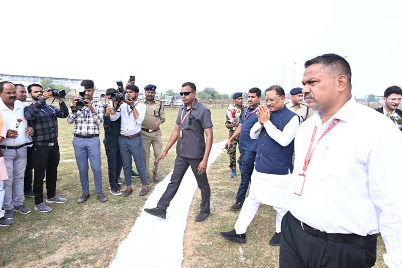 मुख्यमंत्री विष्णु देव साय पहली बार पहुंचे बलौदाबाजार शहर, हेलीपैड पर हुआ आत्मीय स्वागत