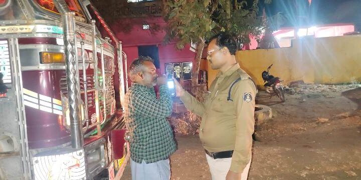 सूरजपुर पुलिस का वाहन चेकिंग अभियान : शराब पी कर वाहन चलाने व यातायात नियमों का उल्लंघन करने वाले 150 वाहन चालकों के विरूद्ध हुई एमव्ही एक्ट की कार्यवाही…63400/- रूपये वसूल किया गया समन शुल्क.