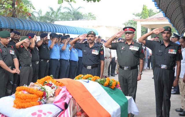 सेवानिवृत्त विंग कमांडर श्री ओझा को राजकीय सम्मान के साथ दी गई भावभीनी विदाई