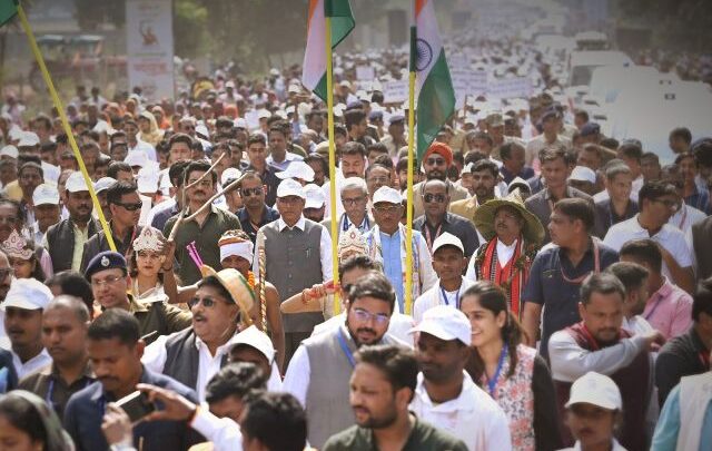 जशपुर : भगवान बिरसा मुंडा की जयंती के अवसर पर माटी के वीर पदयात्रा का जगह-जगह किया गया भव्य स्वागत, केंद्रीय मंत्री डॉ. मांडविया एवं मुख्यमंत्री श्री साय सहित 10 हजार से अधिक स्वयंसेवक पदयात्रा में शामिल, जनजातीय संस्कृति से जुड़ी कला, जीवनशैली का किया गया प्रदर्शन