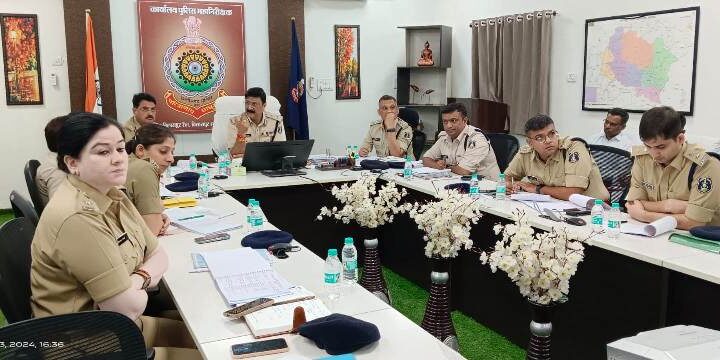 पुलिस महानिरीक्षक डॉ. संजीव शुक्ला ने बिलासपुर रेंज अंतर्गत जिलों के पुलिस अधीक्षकों की ली बैठक : जिले में लंबित अपराध..मर्ग जाँच..कानून-व्यवस्था..सड़क दुर्घटना तथा अन्य महत्वपूर्ण विषयों पर की गई कार्यवाही की हुई समीक्षा.